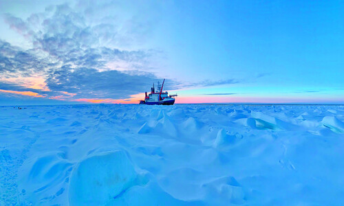 유빙에 묶여 표류하며 북극 기후변화 탐사한 쇄빙선