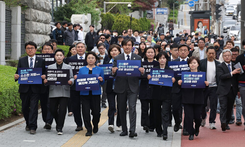 [Photo] Cho Kuk and company march on prosecutors’ office for probe into first lady