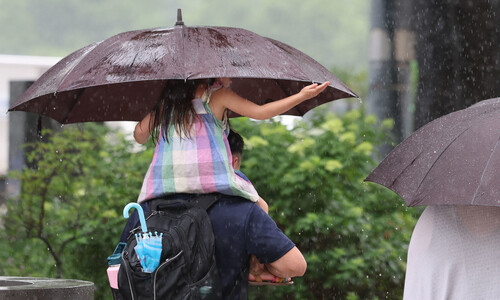 일요일, 전국 후텁지근…밤새 충청·남부엔 강한 비