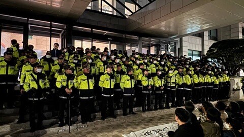 집회 짓밟고 ‘윤석열 퇴진 투표’ 옥죄고…비판 입틀막 정권