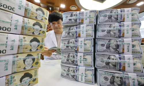 Won-dollar exchange rate exceeds 1,450 for first time in 15 years