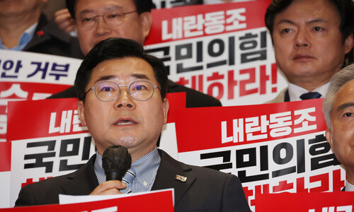 Korea’s Democrats ramp up offensive as ruling camp puts up united front to shield Yoon