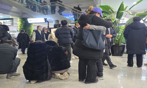 무안공항 대합실, 이름 불려도 안 불려도 절망…“진상규명 확실히 해주세요” 곳곳서 오열