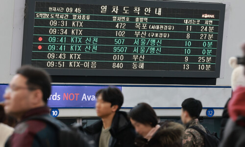 폭설에 항공기·여객선 무더기 결항…KTX도 감속 운행