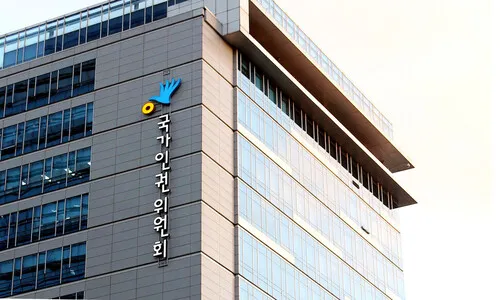 ‘계엄 때 뭐 했냐’ 세계인권연합 묻자…인권위 “윤 방어권 보장 권고”