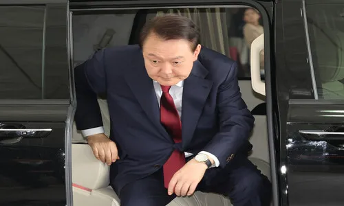 결국 공개 출석한 윤석열, ‘체포 저지’부터 추궁…심야 조사는 미정
