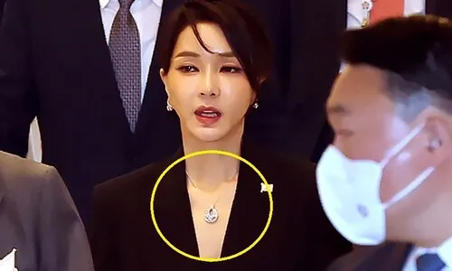 진품 나오기 5년 전 ‘짝퉁’을 샀다?…“김건희는 시간여행자인가”