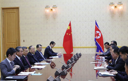 Chinese Foreign Minister Wang Yi and North Korean Foreign Minister Ri Yong-ho engage in talks in Pyongyang on Sept. 2. (provided by the Chinese Foreign Ministry)