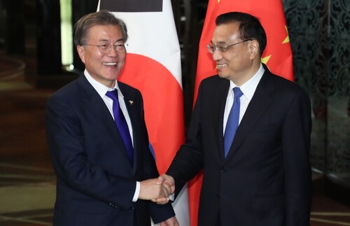  Philippines on Nov. 13. The two men are in Manila to attend the 31st ASEAN Summit. (Yonhap News)
