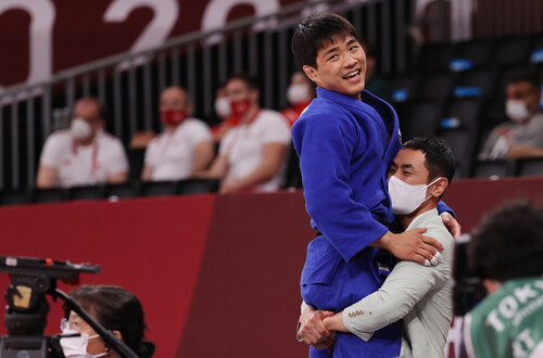 안창림이 26일 일본 도쿄 지요다구 무도관에서 열린 도쿄올림픽 유도 남자 73kg급 동메달 결정전에서 루스탐 오루조프(아제르바이잔)에게 승리를 거두며 동메달을 획득 한 후 송대남 코치와 포옹하고 있다. 도쿄/연합뉴스