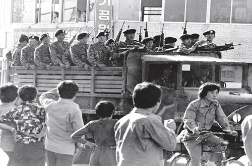 Soldiers are deployed to suppress pro-democracy demonstrations in Busan and Masan in Oct. 1979. The protests helped bring about the end of Park Chung-hee’s “Yushin regime