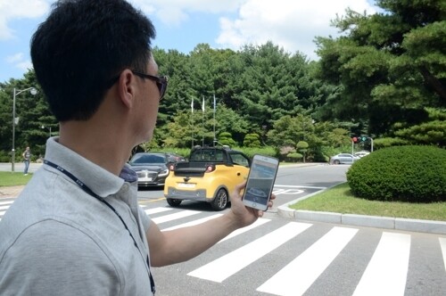 The Electronics and Telecommunications Research Institute (ETRI) has developed a self-driving car than can be summoned by smartphone. (provided by ETRI)