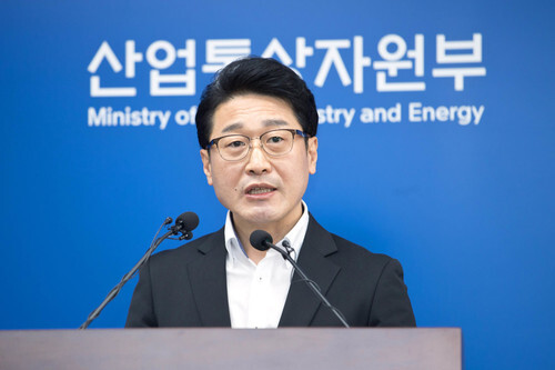 Lee Ho-hyeon, director-general of international trade policy in the Ministry of Trade, Industry and Energy, responds to reporters’ questions during a press conference regarding Japan’s export controls at the Government Complex in Sejong City on May 12. (provided by MOTIE)