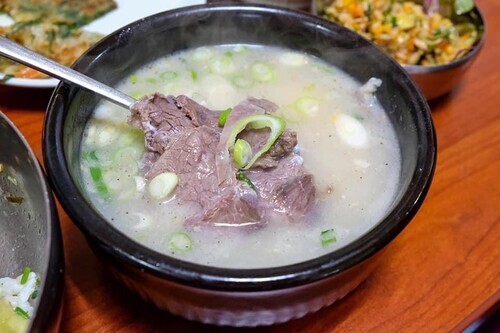 A bowl of gomtang (beef bone soup) at Sanyang