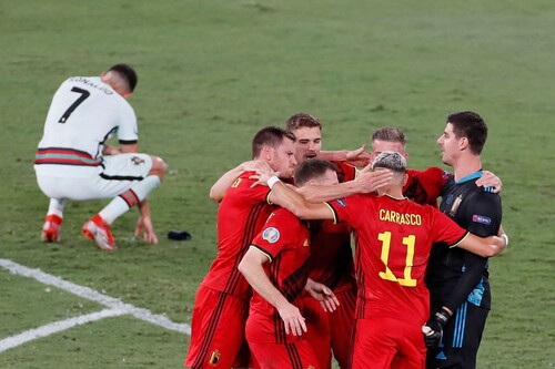 28일(한국시각) 열린 유로 2020 16강전에서 이긴 벨기에 축구대표팀 선수들이 기뻐하는 모습 뒤로 포르투갈의 호날두가 아쉬움을 달래고 있다. 세비야/AFP 연합뉴스