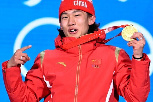 China’s snowboarder Su Yiming boasts his gold medal from the men’s big air event on Tuesday, after winning silver in slopestyle due to an error by judges that cost him the gold in the event.