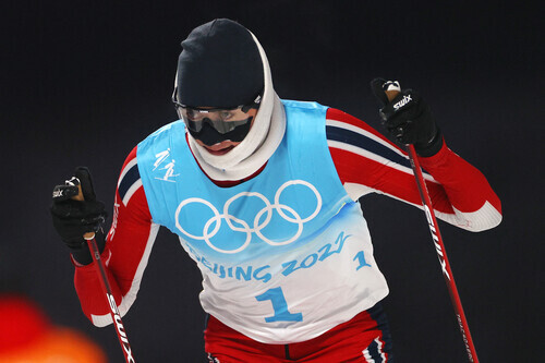 Norway’s Jarl Magnus Riiber skis in the Nordic combined at the Beijing Olympics on Tuesday. A wrong turn on the course at the National Cross-Country Skiing Centre in Zhangjiakou, China, cost Riiber a chance at a medal. (Reuters/Yonhap News)