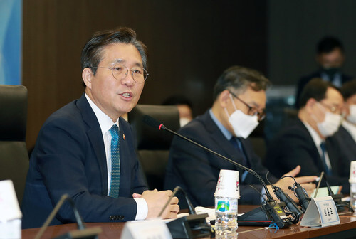 Trade Minister Sung Yun-mo speaks during a dialogue regarding “post-coronavirus industry strategy” at the Korea Chamber of Commerce and Industry in Seoul on May 11. (provided by the Ministry of Trade, Industry and Energy)