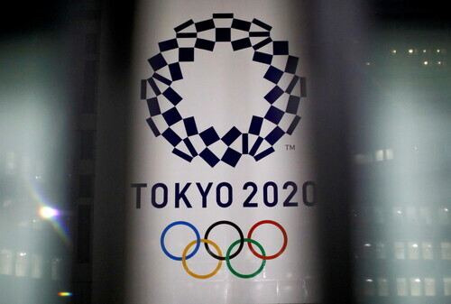 The logo of the Tokyo 2020 Olympic Games is pictured at the Tokyo Metropolitan Government Office building in Tokyo. (Reuters/Yonhap News)