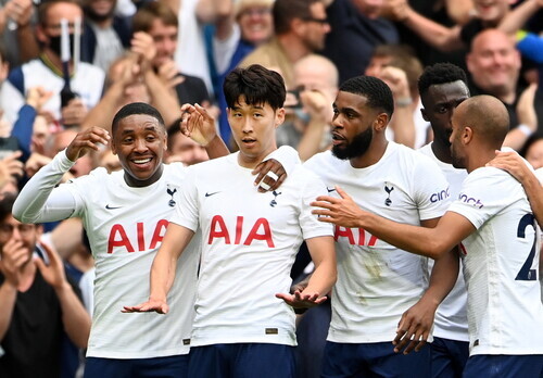 Son Heung-min celebrates with his teammates after scoring the winner for Tottenham against Manchester City. (EPA/Yonhap News)