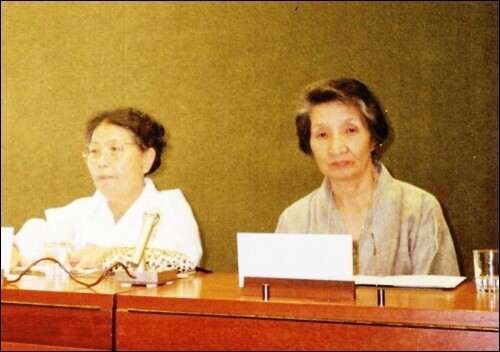 Former victims of the comfort women system Hwang Geum-ju (left) and Lee Hyo-jae, the joint representative of the Korean Council for the Women Drafted for Military Sexual Slavery, take part in a sub-commission meeting of the UN Commission on Human Rights in August 1992. In November of the same year, Hwang would testify to the sexual slavery of the Japanese military in Washington. (provided by the Korean Council)