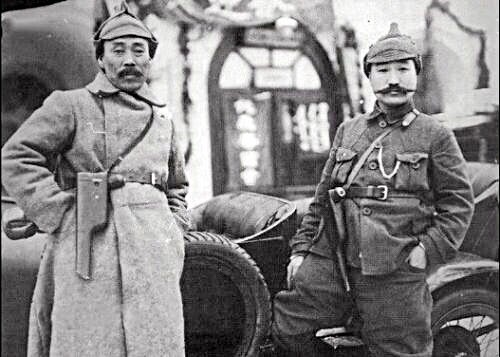 1922년 극동민족대회에 참가한 홍범도 장군(왼쪽)과 최진동 장군. 두 장군은 1920년 봉오동 전투 승리의 주역이었다. 공유 사진.