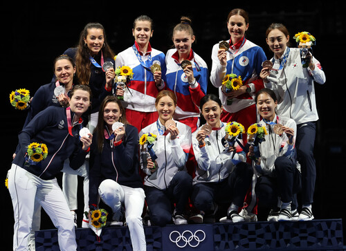 31일 열린 2020 도쿄올림픽 펜싱 여자 사브르 단체전에서 금·은·동을 차지한 러시아, 프랑스, 한국 선수들이 기념촬영을 하고 있다. 도쿄/연합뉴스
