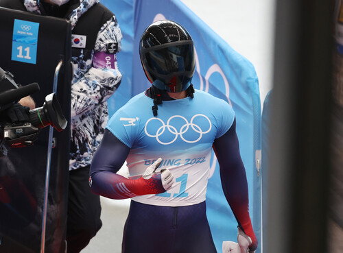 ユン・ソンビンは、10日に中国の延慶国立スライディングセンターで開催された2022年北京冬季オリンピックで男子スケルトンの第1ラウンドを終えた後に移動します。北京/ヨンハプニュース