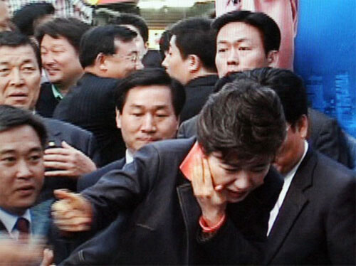  in the early morning of Mar. 31. Park is the first South Korean president to be arrested since former presidents Roh Tae-woo and Chun Doo-hwan in 1995. (pool photo)