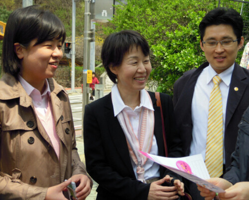 서울 노원구 마선거구에서 풀뿌리 후보로 출마한 서진아(왼쪽 두번째)씨가 지역 주민들과 대화하고 있다. 서진아씨 제공
