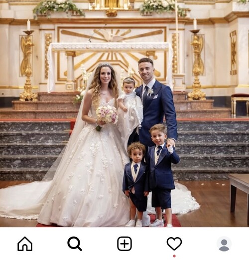 Dogu Steering's wedding photo. SNS capture of steering