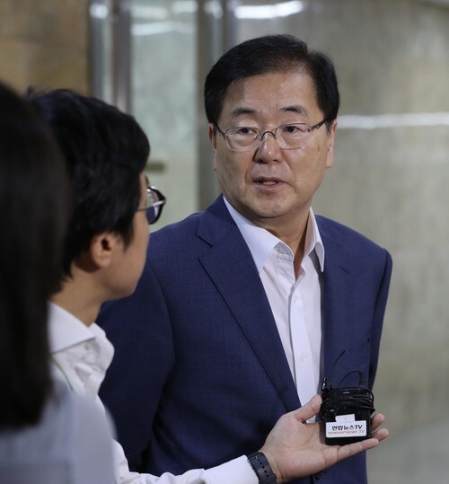 Blue House National Security Advisor Chung Eui-yong responds to reporters’ questions after meeting with Minjoo Party floor leader Woo Won-shik and other party leaders