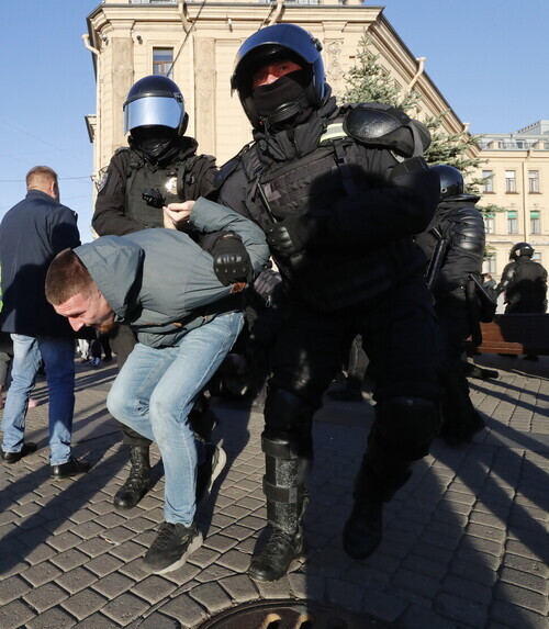 A Russian protesting the draft is arrested in St. Petersburg, Russia, on Sept. 24. (EPA/Yonhap)