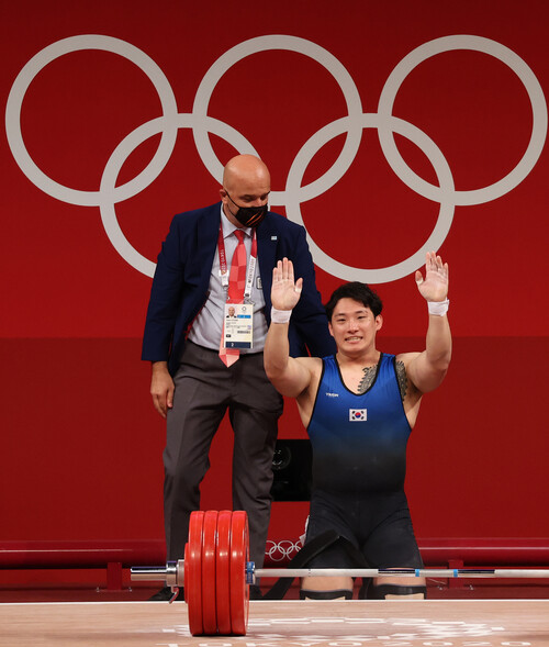 진윤성이 3일 일본 도쿄국제포럼에서 열린 도쿄올림픽 역도 남자 109kg급 용상 3차 시기에서 230kg를 드는 데 실패한 뒤 인사하고 있다. 도쿄/연합뉴스