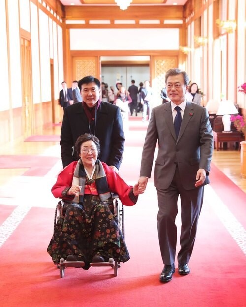 President Moon Jae-in sees out comfort woman survivor Lee Young-su following lunch at the Blue House on Jan. 4. (provided by Blue House)