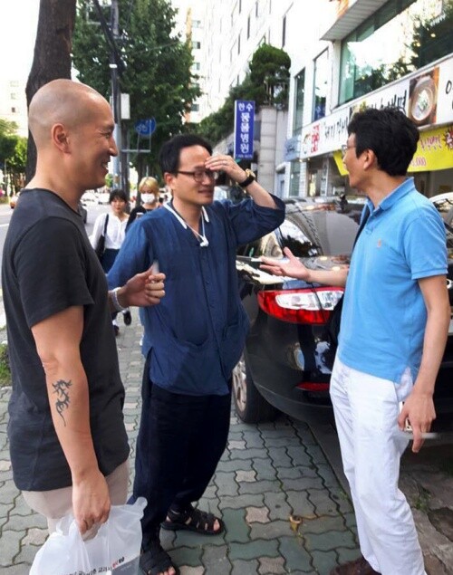 2017년 여름 서울 은평갑 박주민 의원 지역구 사무실 앞에서 박 의원(가운데)과 이창민 교수(오른쪽)가 대화를 나누고 있다. 이창민 교수 제공