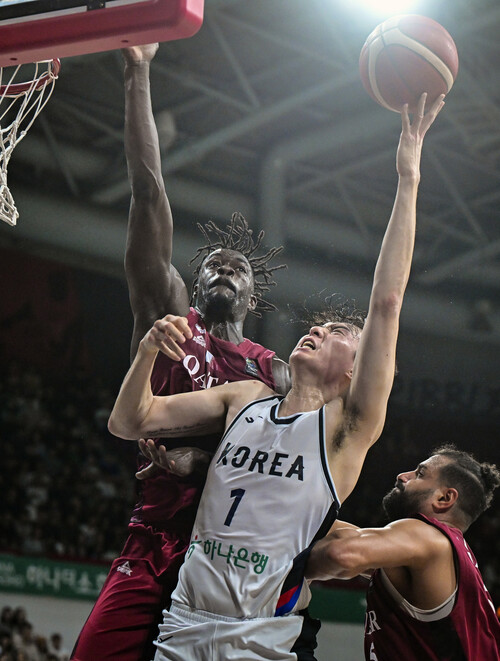 Lee Hyun -joong attempts to take a goal shot. Provided by the Korea Basketball Association