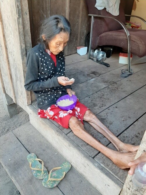 코로나19 확진자가 된 부족 할머니가 전분 가루를 먹고 있다. 아우렐리우 테냐린 제공