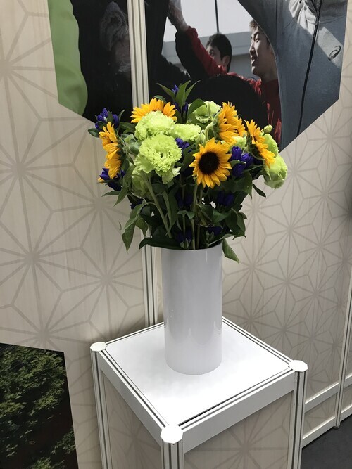 The promotional booth for the “Recovery Olympics” at the Main Press Center for the Tokyo 2020 Olympics is decorated with flowers from the prefectures affected by the disaster: Fukushima, Miyagi and Iwate. (Lee Jun-hee/The Hankyoreh)