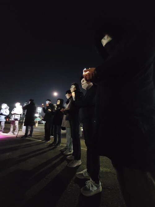 지난 17일 저녁 경기도 화성시 현대자동차 남양연구소 앞에 모인 고 이찬희씨의 동료들이 촛불집회를 열었다. 장예지 기자