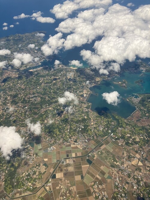 2022년 5월 인천발 후쿠오카행 비행기에서 찍은 사진. 쓰시마 섬을 지나고 있다. 사진 이길보라