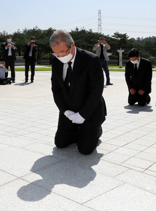 Kim Chong-in, interim leader of the United Future Party, kneels before a memorial for victims of the Gwangju Democratization Movement at the May 18th National Cemetery in Gwangju on Aug. 19. (Yonhap News)