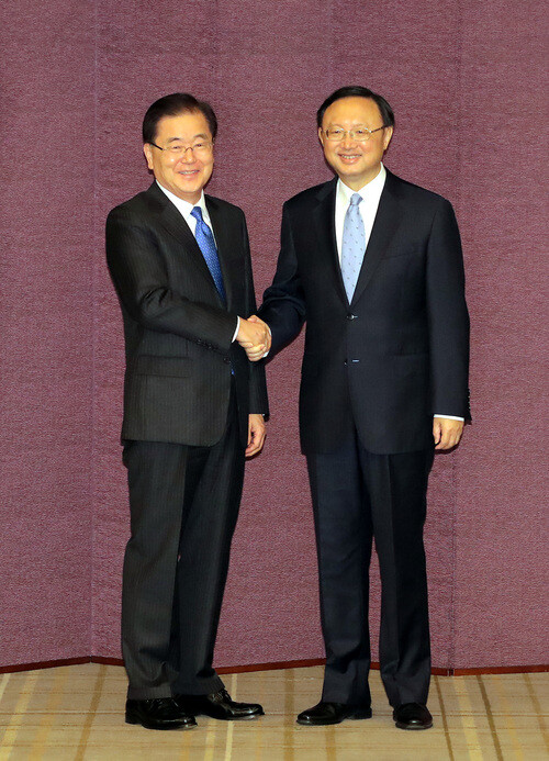 Blue House National Security Office director Chung Eui-yong shakes hands with Chinese State Councilor Yang Jiechi at the Chosun Hotel in Seoul on Mar. 29. (Photo Pool)