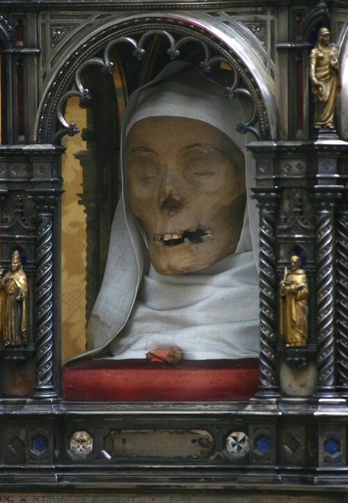시에나의 성녀 카타리나의 시신을 이장할 때 보니 유해에서 분리된 머리는 부패하지 않았다고 전해진다. 이 머리는 시에나에 있는 산 도미니코 성당에 안치되었다. 위키미디어 코먼스