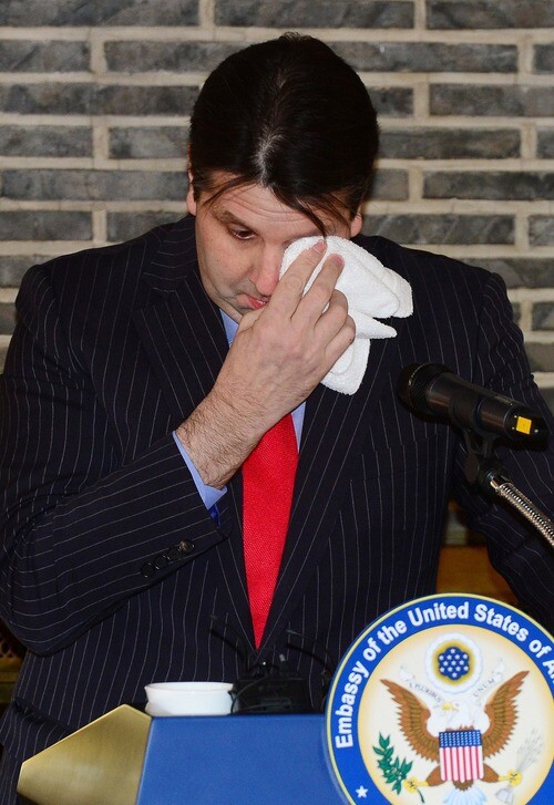 Former US Ambassador to South Korea wipes away years during a farewell press conference with reporters assigned to the Ministry of Foreign Affairs