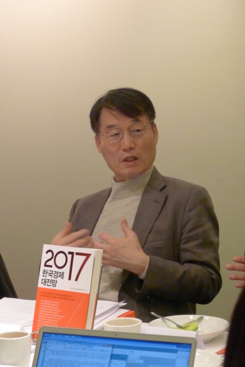 Seoul National University professor Lee Keun during a Nov. 22 meeting with reporters at the Dalgaebi conference house in central Seoul