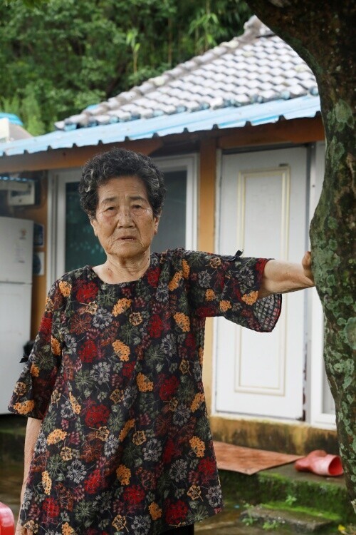 경남 거제 지심도 최고령자인 박계아(85)씨. 박씨는 스무 살이던 1955년 결혼하면서 지심도에 들어왔고, 이후 65년 동안 섬을 떠나본 적이 없다.