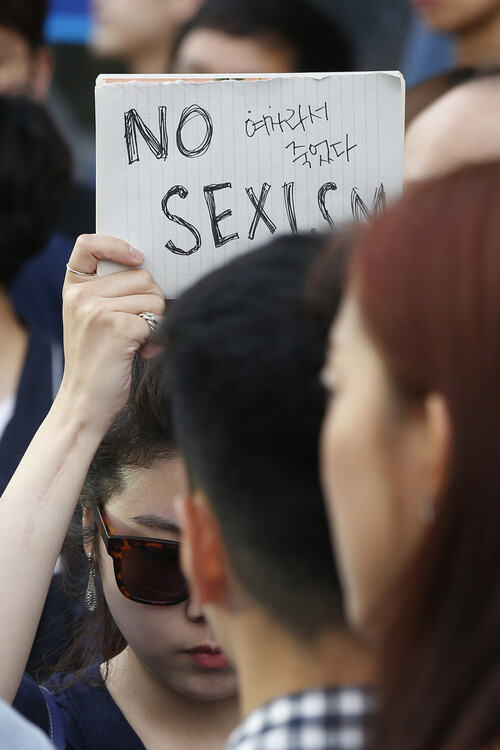 2016년 5월 ‘강남역 여성살인사건’ 추모집회에 참석한 여성들이 손팻말을 든 채 시위를 벌이고 있다. 이정아 기자 leej@hani.co.kr