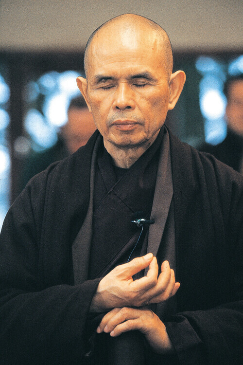Thich Nhat Hanh, seen here meditating (Hankyoreh file photo)