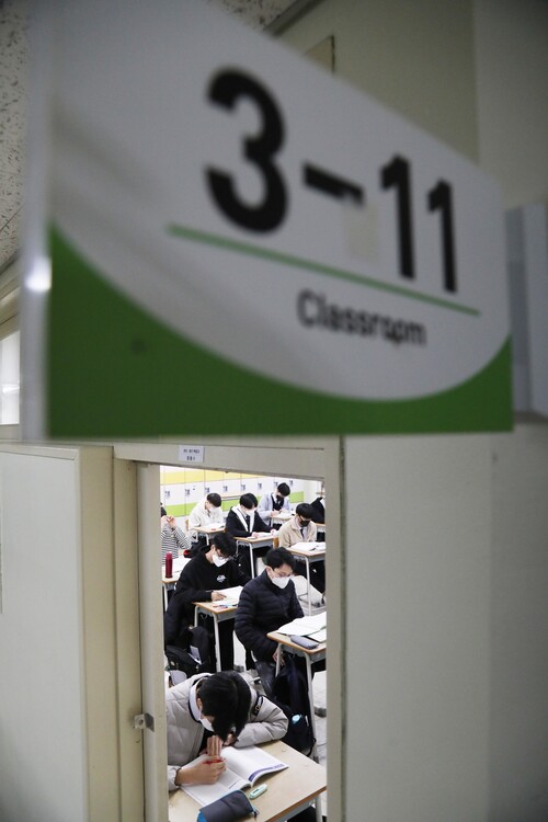 지난 3월24일 서울의 한 고등학교 3학년 학생들이 전국연합학력평가 시험을 치르기 전 복습을 하고 있다. 공동취재사진